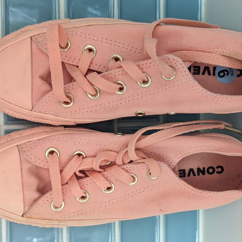Chuck Taylor low Coral/Peach Converse All Star women's sneakers.